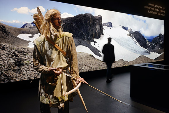 Grosses, hinterleuchtetes Panoramafoto als Gestaltungselement einer Ausstellung.