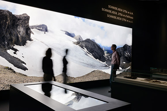 Grosses, hinterleuchtetes Panoramafoto als Gestaltungselement einer Ausstellung.