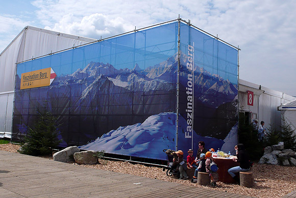 Grosses Panoramabild im Aussenbereich einer Ausstellung (LUGA).