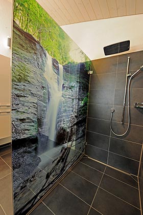 Dusche mit Wasserfall-Panoramafoto auf Rückwand