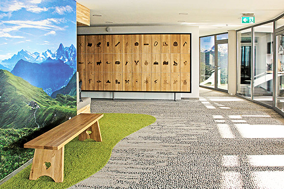 Alpenpanorama als Wandbild im Eingangsbereich einer Firma.