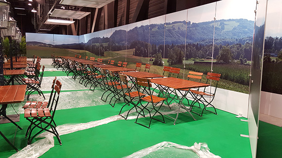 Langes Panorama einer Hügellandschaft als Rückwand für Events.