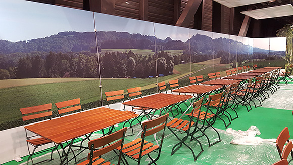 Langes Panoramafoto einer Hügellandschaft als Rückwand für Events.