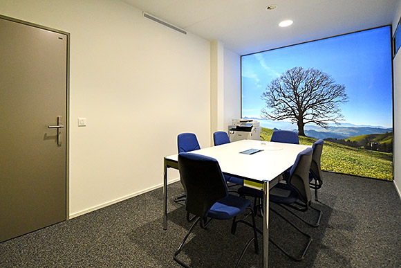 Hinterleuchtetes Panoramafoto als Wandbild in Besprechungsraum.