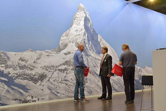 Sehr grosses Panoramafoto des Matterhorns als Rückwand eines Messestandes.