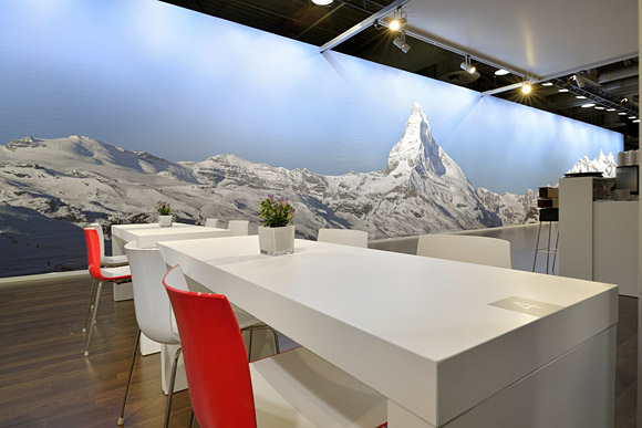 Panoramawand mit Matterhorn als Rückwand eines sehr grossen Messestandes.