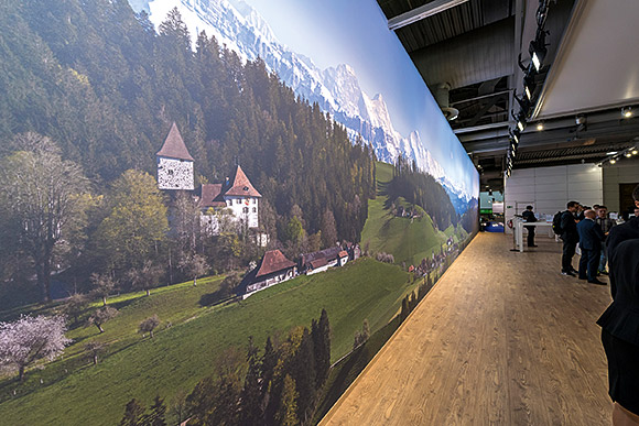 Sehr grosses Panoramafoto als Rückwand eines Messestandes.