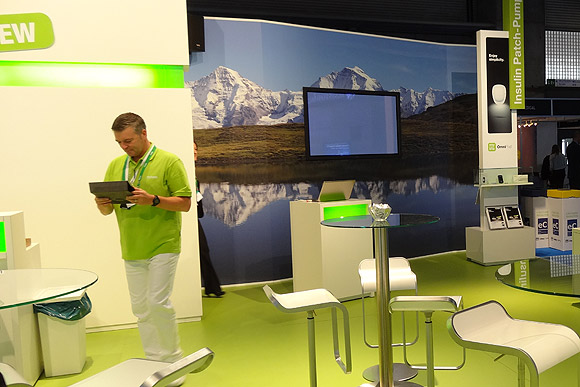 Panoramafoto mit Eiger, Mönch und Jungfrau am Messestand der Ypsomed AG