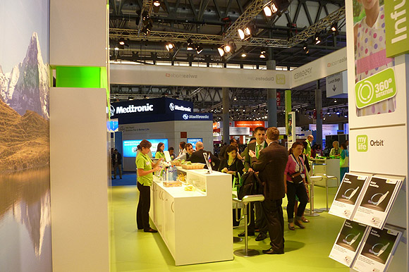 Panorama mit Eiger, Mönch und Jungfrau am Messestand der Ypsomed AG