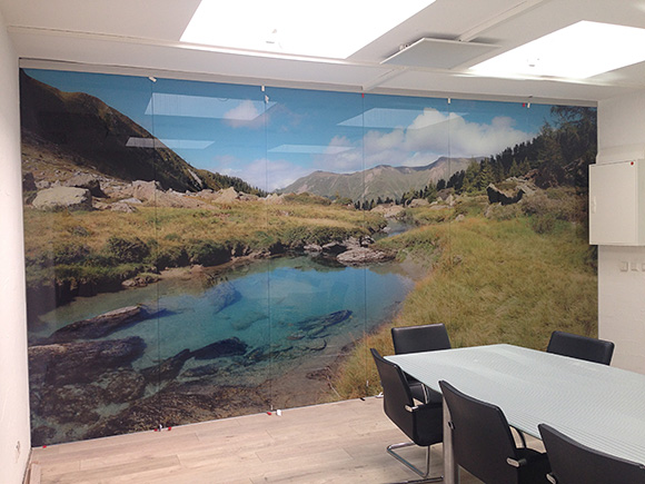 Panoramawand mit Naturlandschaft direkt auf Glas gedruckt.