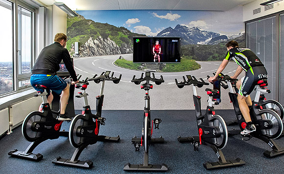 Grosses Bergpanorama im Sportraum der exito GmbH & Co. KG, Online Marketing Agentur