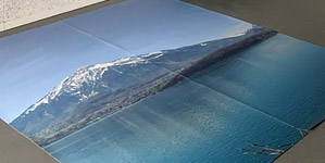 Grosses Panoramafoto von Niesen und Thunersee als Wandbild in Büro.