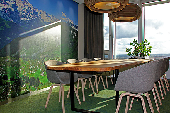 Bergpanorama mit Eiger, Mönch und Jungfrau an Wand eines Sitzungszimmer