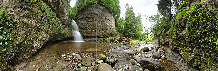 P010218: 360° Gigapixel Foto Wasserfall in Schlucht (Langzeitbelichtung)