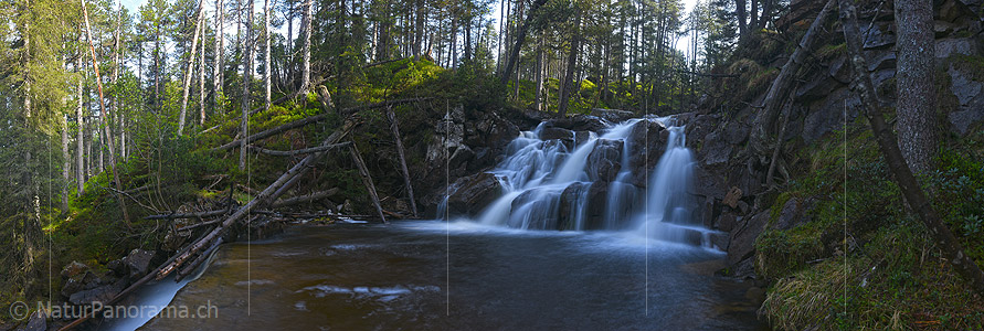 P021302: Hochauflösendes Foto eines Wasserfalls (Langzeitbelichtung)