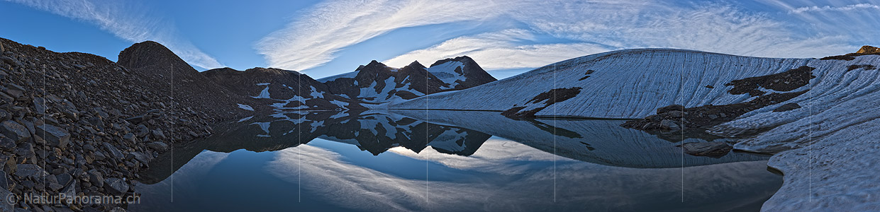 P018382: Hochauflösendes Panoramafoto Spiegelung einer kargen Berglandschaft in Bergsee