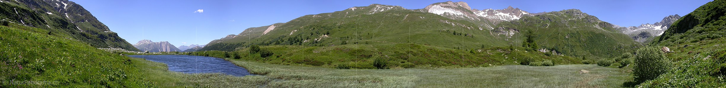 P000069: Panoramabild Bergsee in lieblicher Berglandschaft