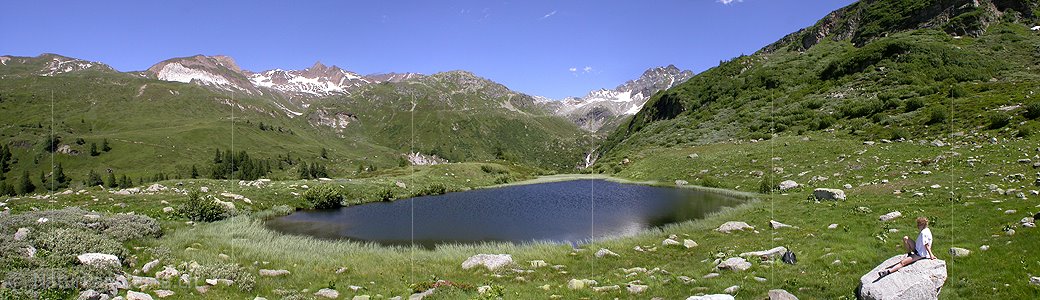 P000071: Panoramafoto Bergsee in lieblicher Berglandschaft