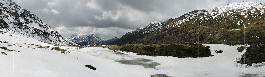 P000138: Panoramabild Eisbedeckter Bergsee im Frühling