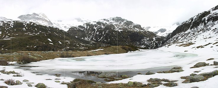 P000141: Panoramafoto Eisbedeckter Bergsee im Frühling