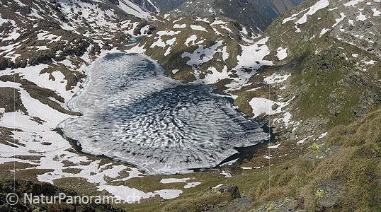 P000245: PanoramaTiefblick auf den eisbedeckten Geisspfadsee, Binntal