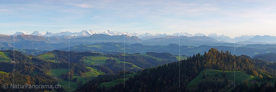 P001480a: Panoramafoto Berner Alpen und Emmentaler Hügellandschaft von der Lüderenalp