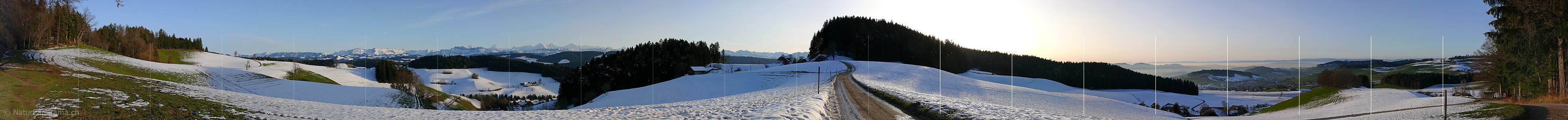 P001659: Panorama Emmental: Winterliche Hügellandschaft mit Berner Alpen und Blick ins Mittelland