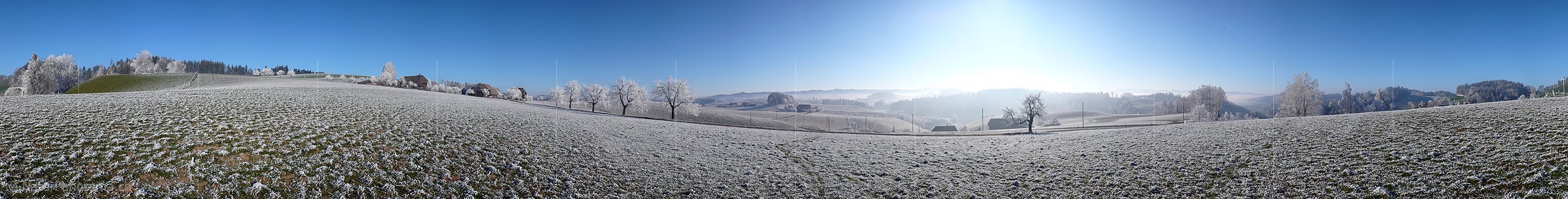 P001740: Panoramabild Emmental: Winterlandschaft mit Bauernhof und Raureif