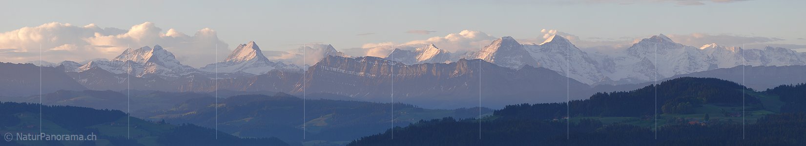 P002205: Panoramabild Föhnstimmung über den Berner Alpen.