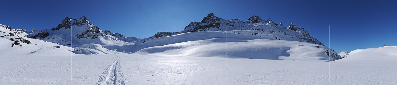 P003182: Panoramabild Winterliche Berglandschaft mit Skitourenspur