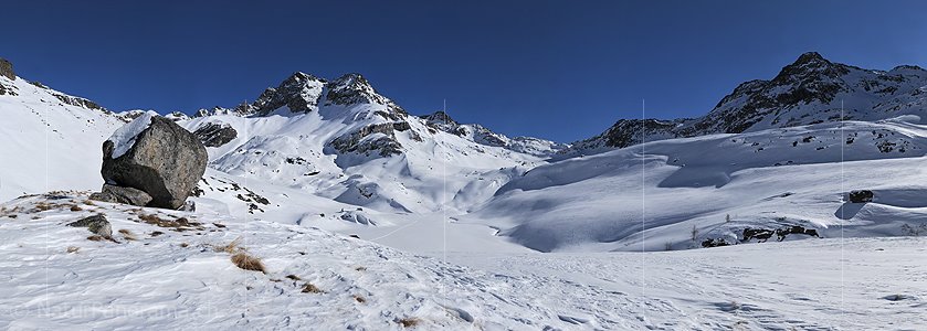 P003187: Panoramabild Felsblock in winterlicher Berglandschaft