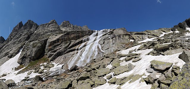 P003669: Panoramabild Wasserfall in wilder Bergwelt
