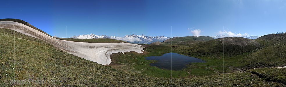 P003854: Panorama Bergsee in hochgelegener Geländemulde