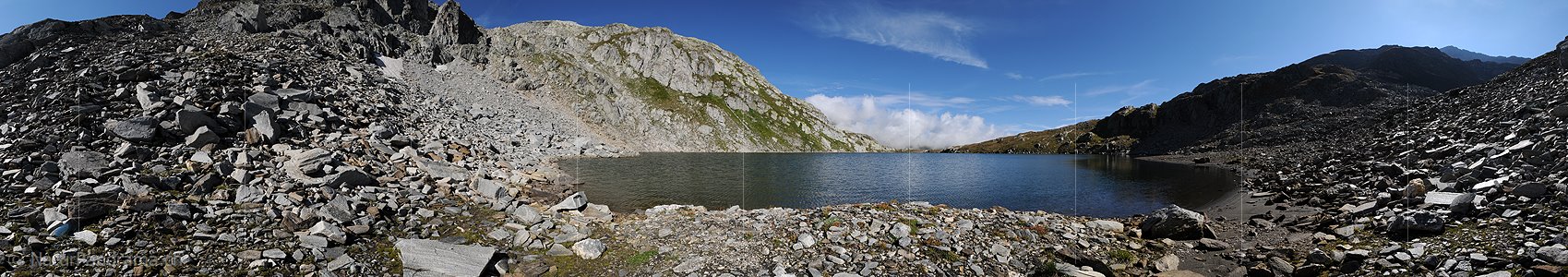 P004087: Panorama Bergsee in karger Landschaft