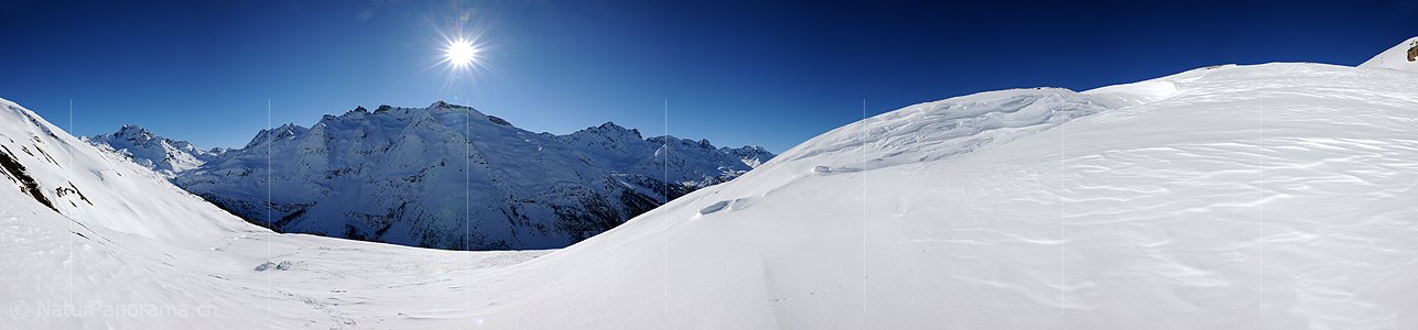 P004635: Panoramabild Schneeverwehung in Berglandschaft