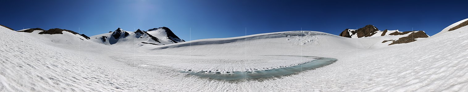 P005232: Panoramabild Schneebedeckter Bergsee mit hellblauem Wasserstreifen und Wächte