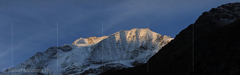 P005696: Panorama Erste Sonnenstrahlen auf Bergmassiv