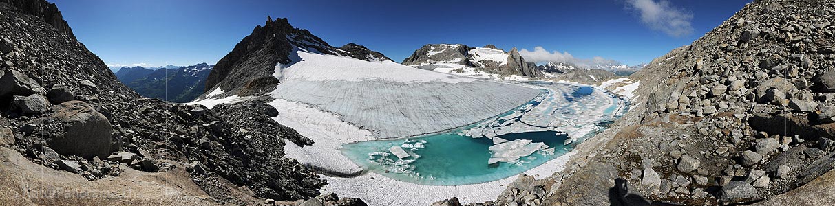P006372: Panoramic view of glacial lake with ice floes (Date: 7.2010)