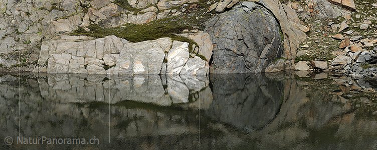 P006637: Panoramabild Spiegelung interessanter Felsstrukturen in Bergsee