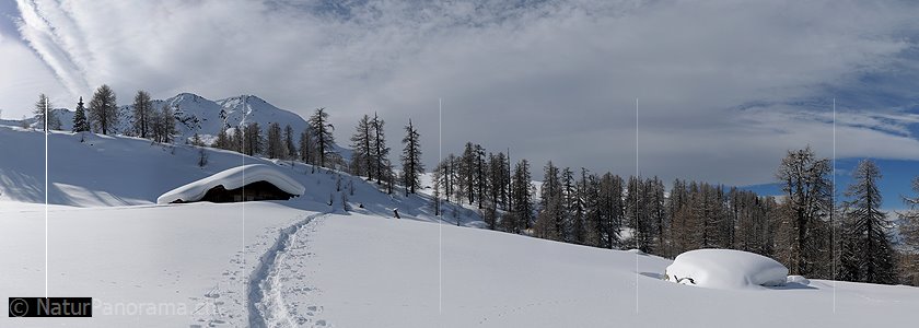 P007226b: Panoramabild Tief verschneite Alphütte in Winterlandschaft