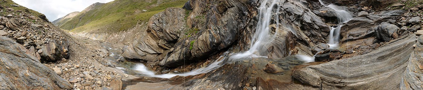 P008006: Panoramabild Wasserfall und Bergtal (Langzeitbelichtung)