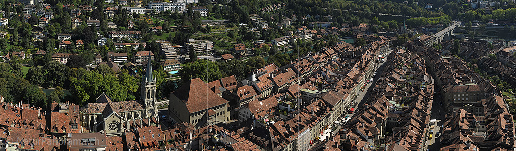 P008111b: Panoramabild Blick von der Spitze des Münsterturms auf die untere Altstadt von Bern