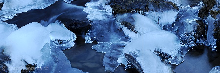 P008920: Panoramabild Natürliche Kunstwerke am Bergbach (Eisgebilde)