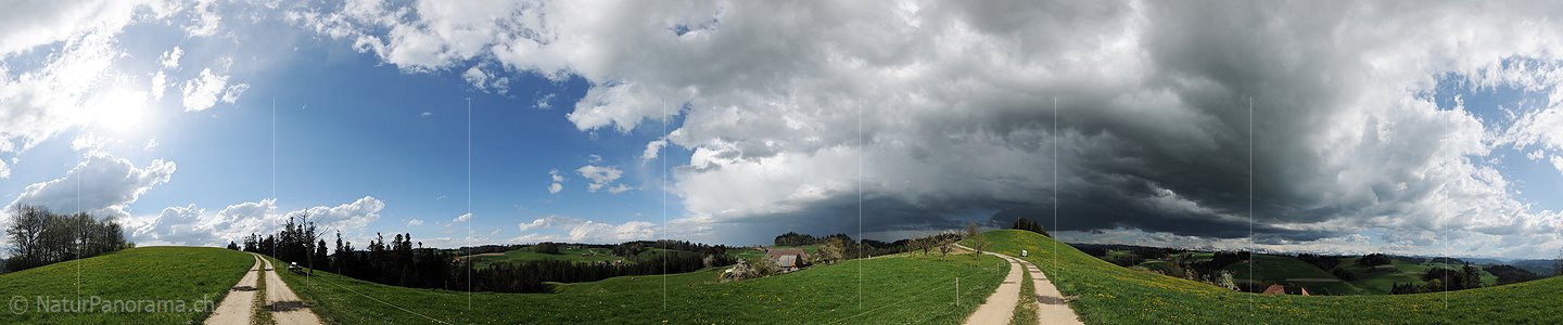 P009561: Panoramabild Gewitterwolken über Hügellandschaft