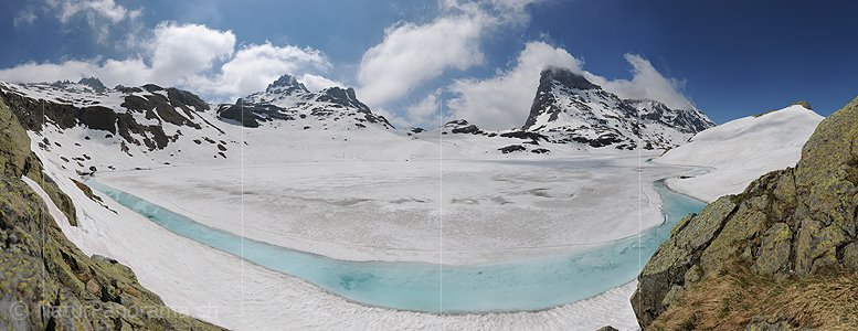P009900: Hochauflösendes Panoramafoto Bergsee mit hellblauem Ring aus Schmelzwasser