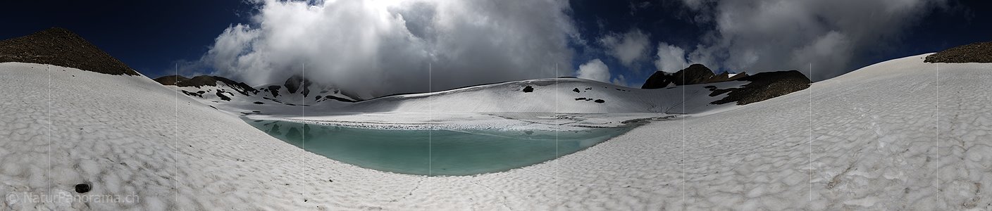 P010052: Panorama Türkisfarbenes Wasser in teilweise aufgefrorenem Bergsee