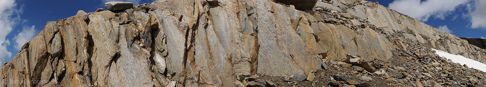 P010063: Panoramabild Schichten in Felsband aus Bündnerschiefer
