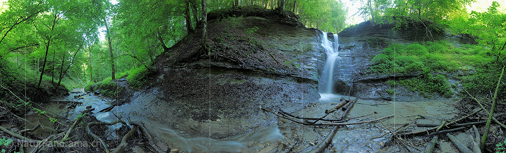 P010084: Gigapixelpanorama eines Wasserfalls in einem Laubwald (Langzeitbelichtung)