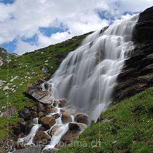 P010131a: Hochauflösendes Foto Wasserfall in Berglandschaft (Langzeitbelichtung)