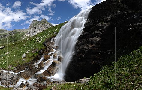 P010135: Grossbild Wasserfall in Berglandschaft (Langzeitbelichtung)